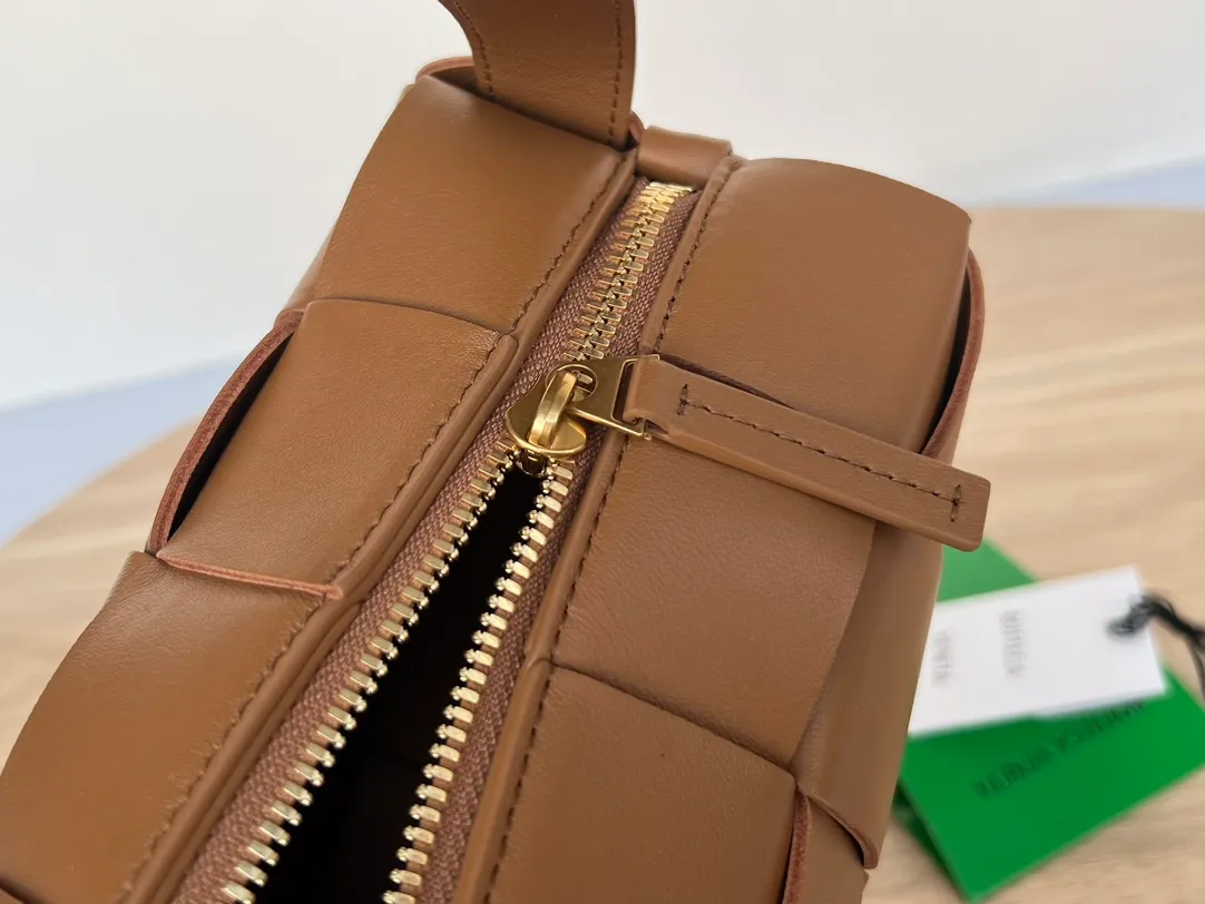 #B家 New model is coming! 709360 BRICK CASSETTE armpit bag, the traditional woven logo is instantly recognizable✅ Large grid weaving has always been fashionable, and the armpit bag is even more fashionable and foreign-style. Elegant big brick 🧱 Sheepskin material is light and comfortable, with a huge sense of capacity and space. Dark layer inside. Practical interior and fashionable appearance design. Durability and temperament coexist. Elegant big brick. Come and plant the same underarm bag from star Zhou Yutong! Dimensions: 28x14x10
